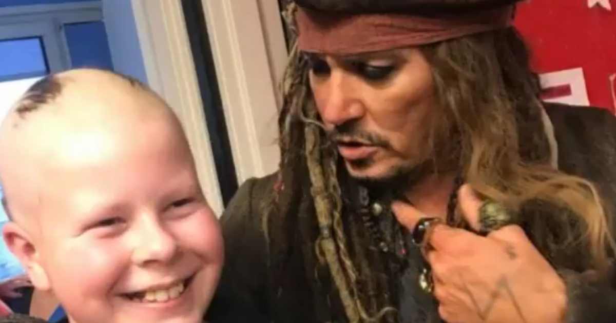 Johnny Depp Shows Up at Cancer Hospital Dressed as Jack Sparrow To ...