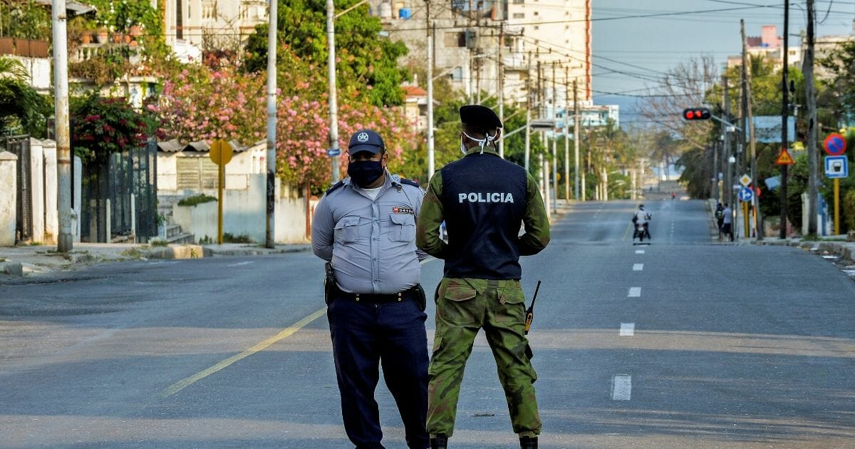 Police officers strengthen security in the El Carmelo neighborhood of Havana on April 4, 2020, after Cuban authorities announced its isolation as a measure to contain the spread of the novel coronavirus after the detection of COVID-19 cases.