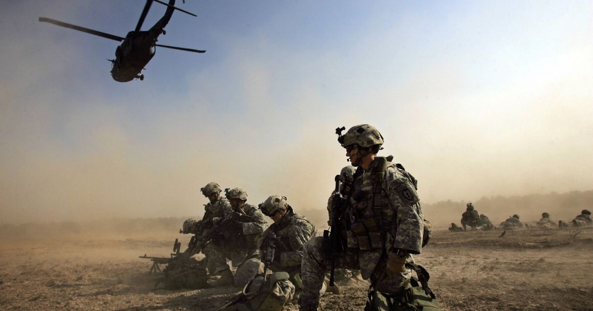 U.S. soldiers from 1-501 Para-Infantry Regiment take up positions moments after dismounting of a Blackhawk helicopter at a drop zone south of Baghdad as part of Operation Gecko on Aug. 24, 2007.