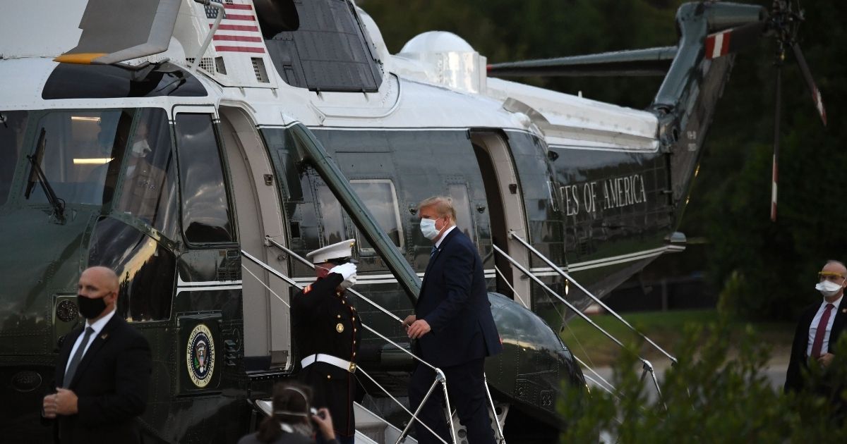 TOPSHOT - US President Donald Trump leaves Walter Reed Medical Center in Bethesda, Maryland boarding Marine One on October 5, 2020, to return to the White House after being discharged. - Trump announced Monday he would be "back on the campaign trail soon", just before returning to the White House from a hospital where he was being treated for Covid-19.