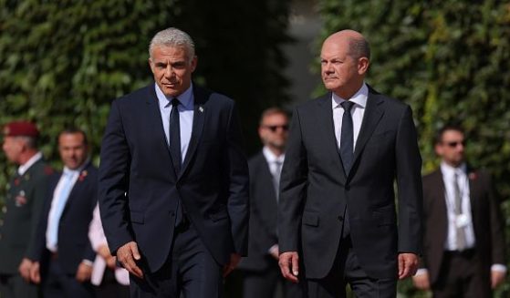 German Chancellor Olaf Scholz (R) and interim Israeli Prime Minister Yair Lapid review a guard of honour upon Lapid's arrival at the Chancellery on September 12, 2022 in Berlin, Germany. (Photo by Sean Gallup/Getty Images)