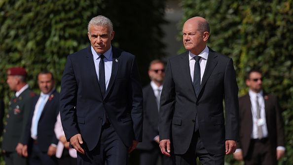 German Chancellor Olaf Scholz (R) and interim Israeli Prime Minister Yair Lapid review a guard of honour upon Lapid's arrival at the Chancellery on September 12, 2022 in Berlin, Germany. (Photo by Sean Gallup/Getty Images)