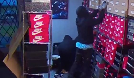 Multiple individuals steal from a shoe store in Forth Worth, Texas.