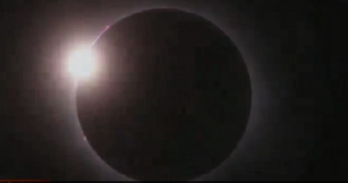 Live Coverage Total Solar Eclipse Captured in Mexico, Approaching the