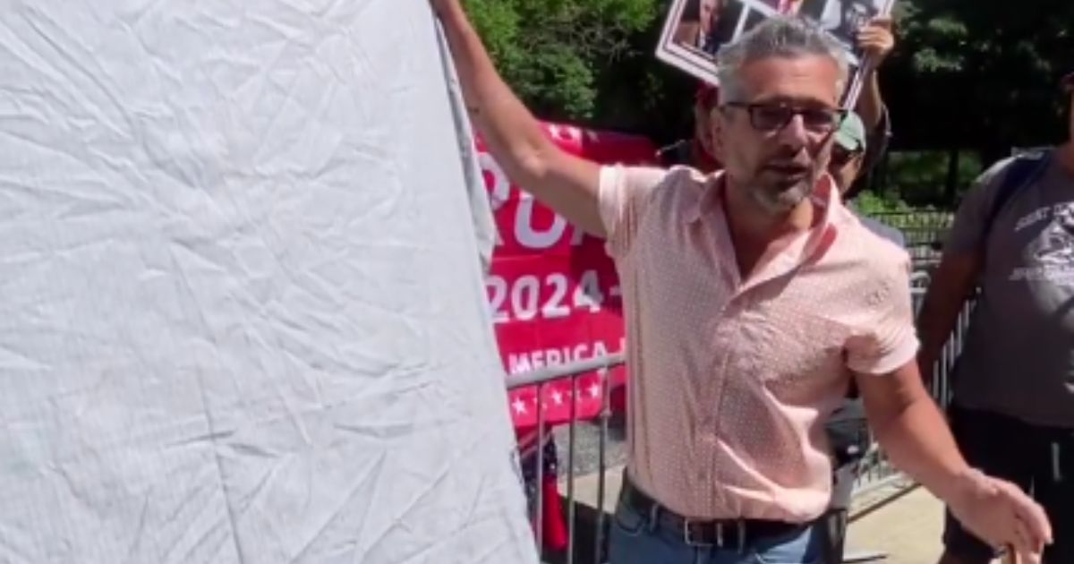 Artist Pays Homage to Robert De Niro Outside Courthouse