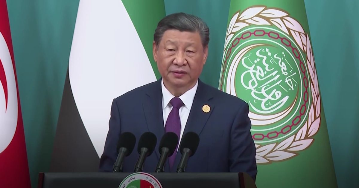 Xi Jinping speaking to Arab leaders
