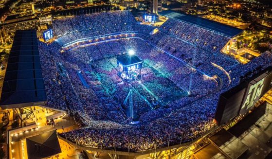 On Saturday, country music legend George Strait broke the record for largest U.S. ticketed show, playing to a crowd of 110,905 at Kyle Field in College Station, Texas.