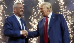 El candidato presidencial republicano Donald Trump estrecha la mano del candidato presidencial independiente Robert F. Kennedy Jr. en un acto de campaña en el Desert Diamond Arena, el viernes 23 de agosto de 2024, en Glendale, Arizona.