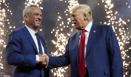 El candidato presidencial republicano Donald Trump estrecha la mano del candidato presidencial independiente Robert F. Kennedy Jr. en un acto de campaña en el Desert Diamond Arena, el viernes 23 de agosto de 2024, en Glendale, Arizona.