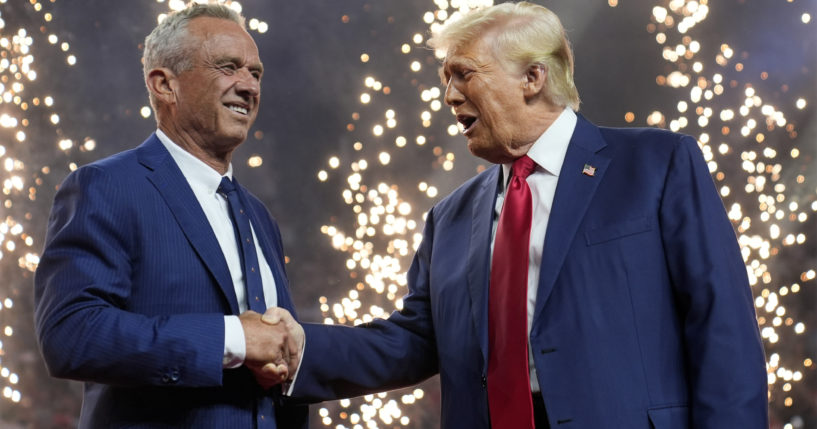 El candidato presidencial republicano Donald Trump estrecha la mano del candidato presidencial independiente Robert F. Kennedy Jr. en un acto de campaña en el Desert Diamond Arena, el viernes 23 de agosto de 2024, en Glendale, Arizona.