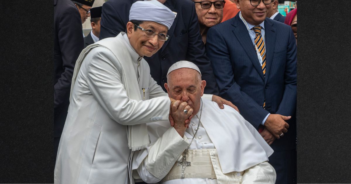 Pope Francis Kisses Hand of Muslim Imam, Declares All Religions 'Have a Role to Play'