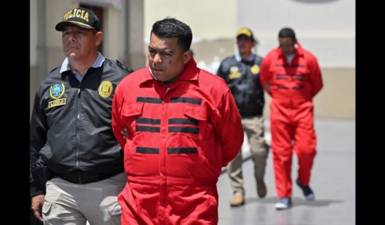 Peruvian police carry out the transfer of several members of the Tren de Aragua criminal organization in Lima on October 5, 2023.