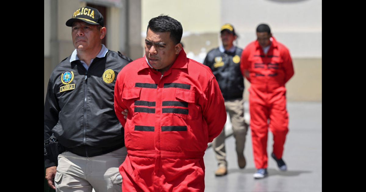 Peruvian police carry out the transfer of several members of the Tren de Aragua criminal organization in Lima on October 5, 2023.