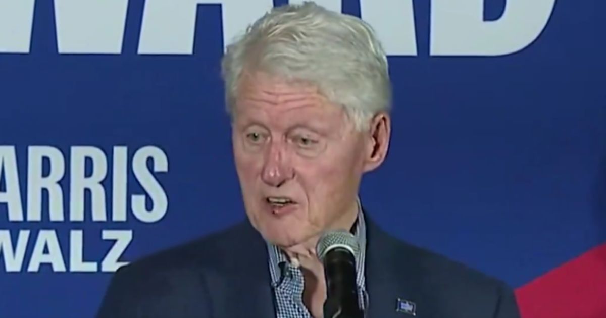 Clinton Humiliates Kamala Again – Nothing She Can Do as Crowd Looks On