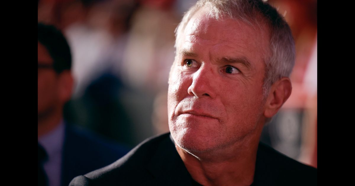 Brett Favre Speaks at Trump Rally, Humbles Democrats with Response to Biden’s ‘Garbage’ Comment