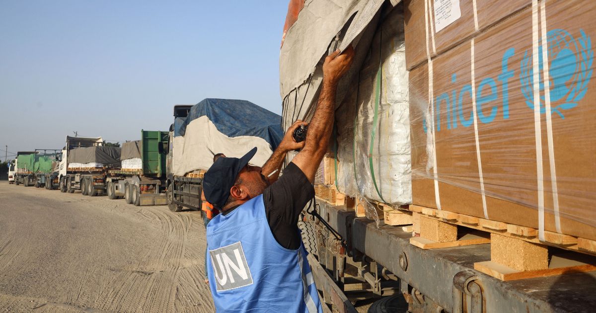 Large UN Aid Convoy ‘Violently Looted’ After Entering Gaza – Somehow Israel Is Being Blamed