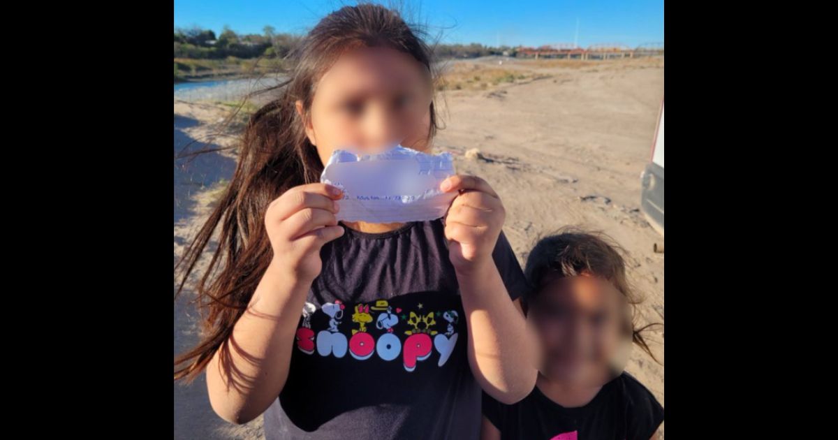 Two Young Girls Discovered at Southern Border with Nothing but a Handwritten Note