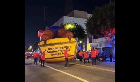 This X screen shot shows a parade float for "Xenu" collapsing.