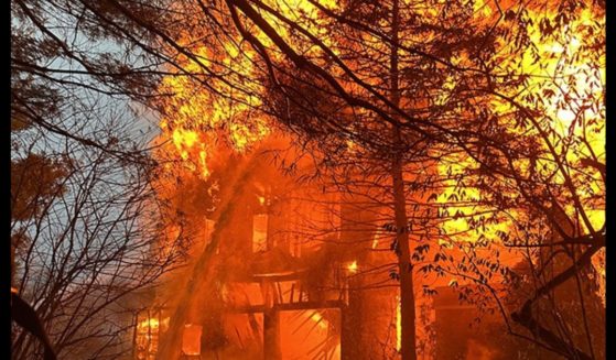 This X screen shot shows a mansion in Connecticut burning.