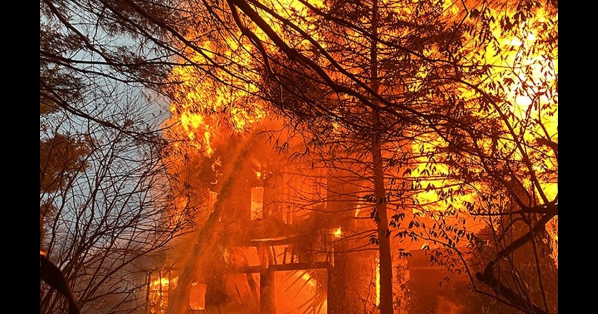 This X screen shot shows a mansion in Connecticut burning.