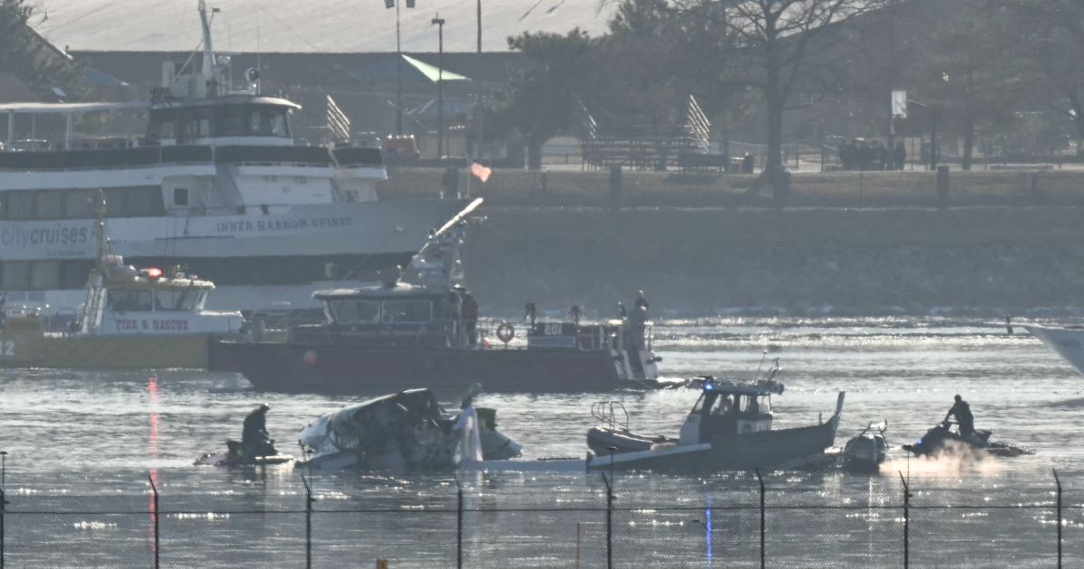 Updates: Horror Over DC – Black Hawk Helicopter, Passenger Jet Collide – Bodies in Potomac – Prayer Needed