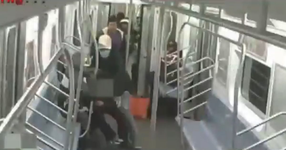 NY Subway: Homeless Man Sends Attackers Running in Bloody Mess as Authorities Fail to Help