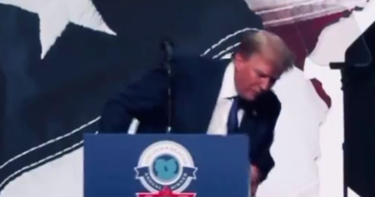 Flashback: Trump Has Audience in Stitches as He Calls Out Contractor Who Built ‘Crappy’ Stage