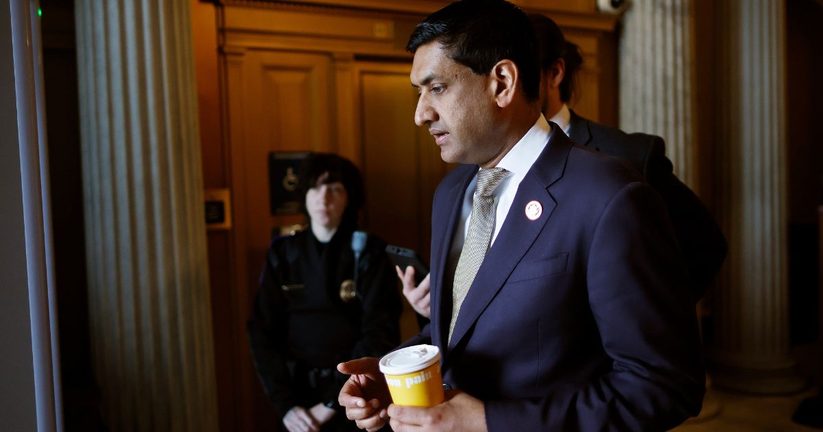 Flight Attendant Chases Down Dem Congressman, Confronts Him About ‘Embarrassing’ Display During Trump’s Speech